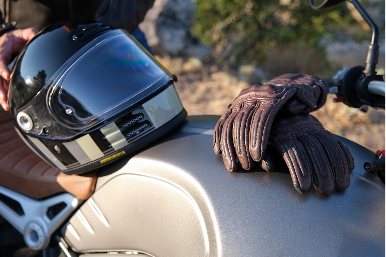 Le port de gants est-il obligatoire à moto ?